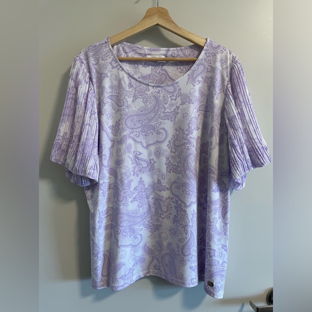 Like new Calvin Klein shot sleeve blouse. Detailed sleeves. Size XL.